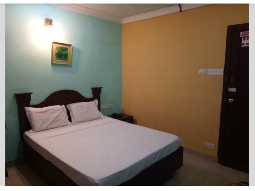 Hotel Priya Chengannur Екстер'єр фото