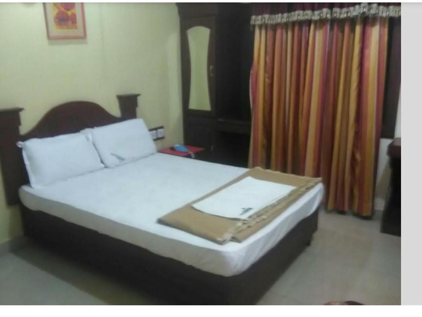Hotel Priya Chengannur Екстер'єр фото