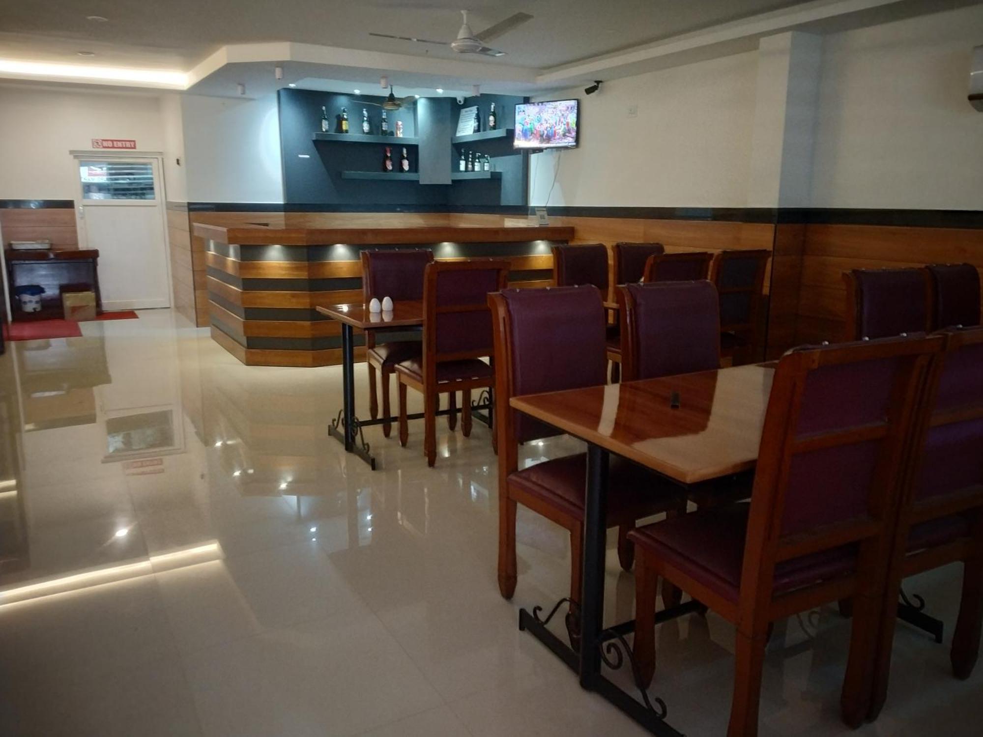 Hotel Priya Chengannur Екстер'єр фото
