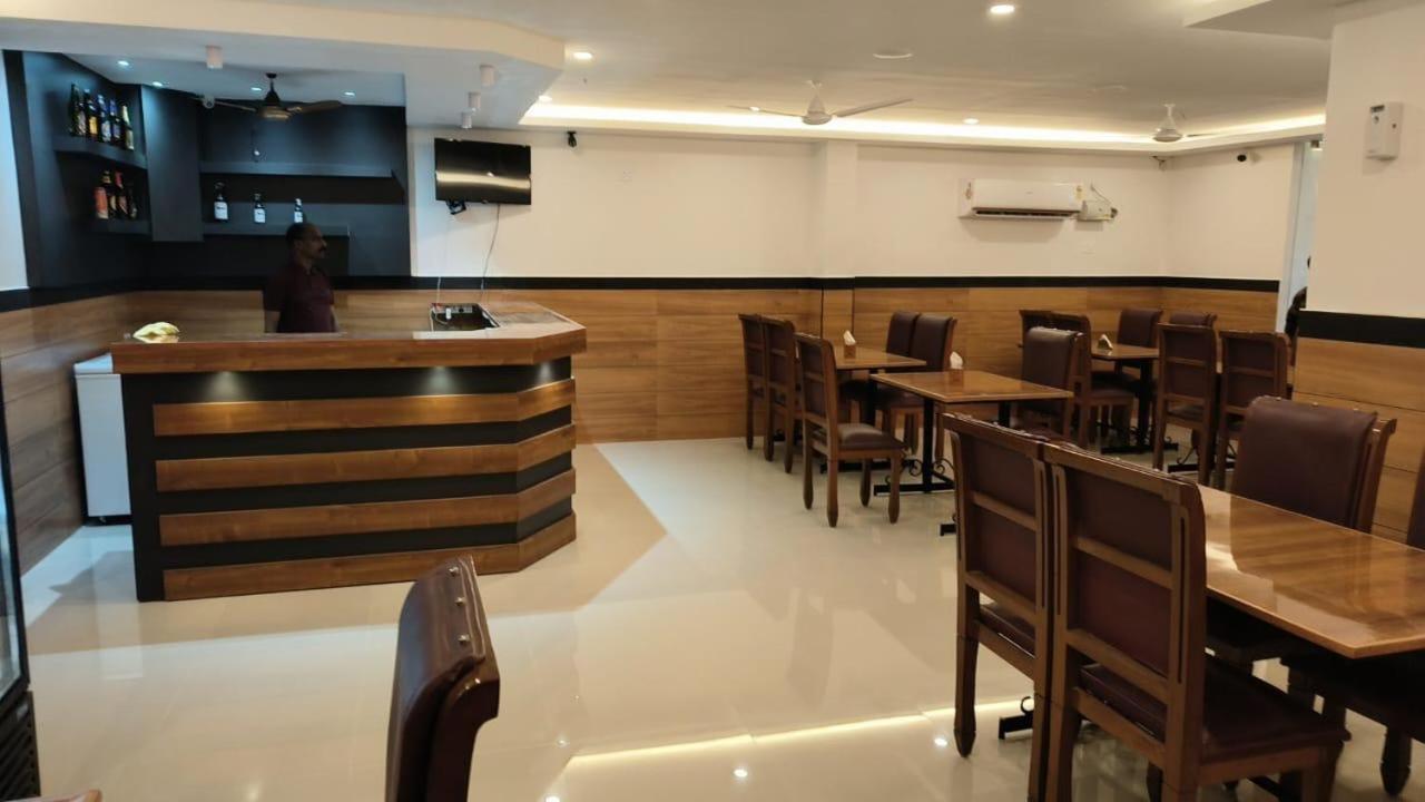 Hotel Priya Chengannur Екстер'єр фото